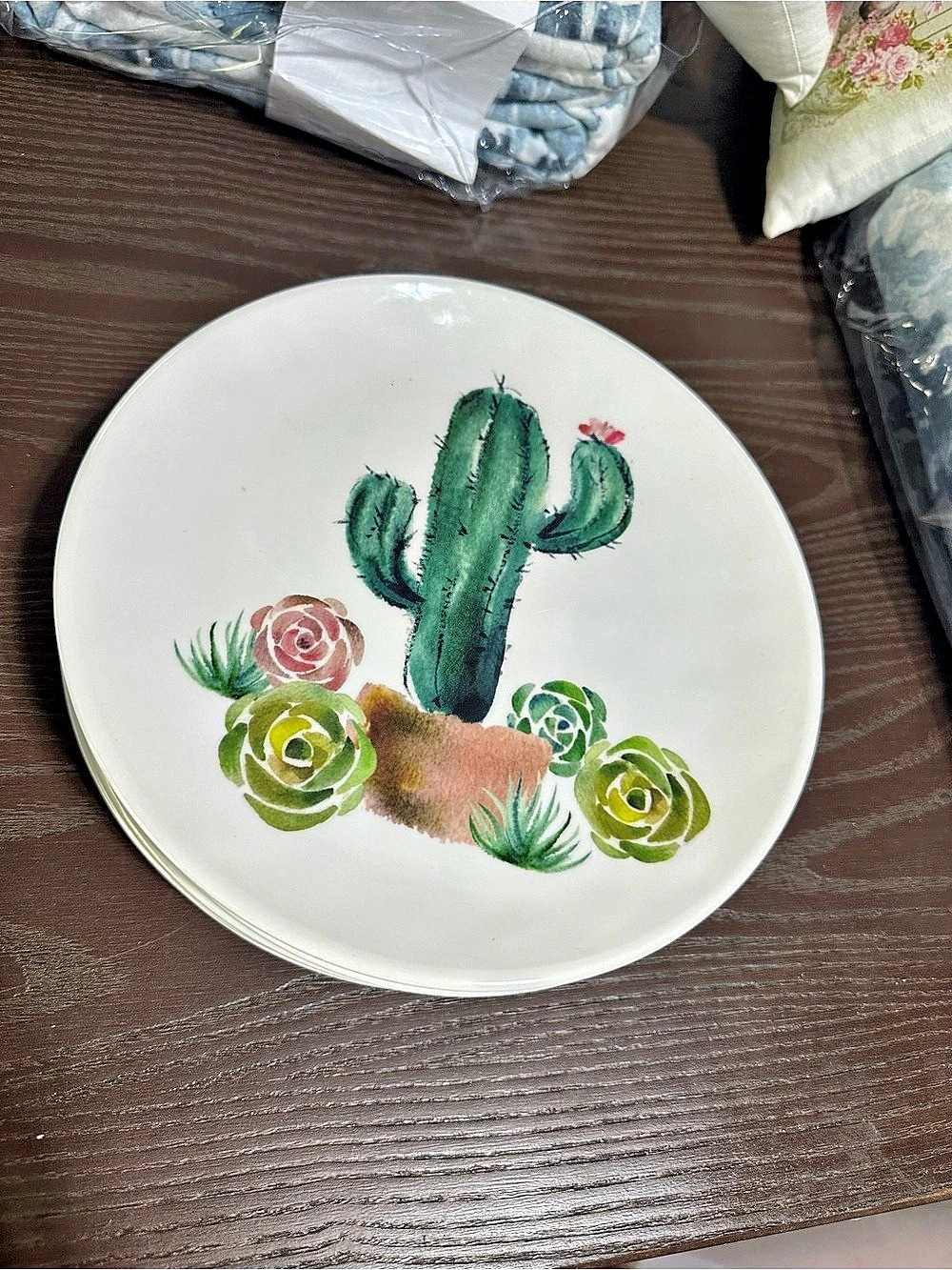 TarHong Cactus Floral Dinner Plates in White & Green Like New 20 Piece Set